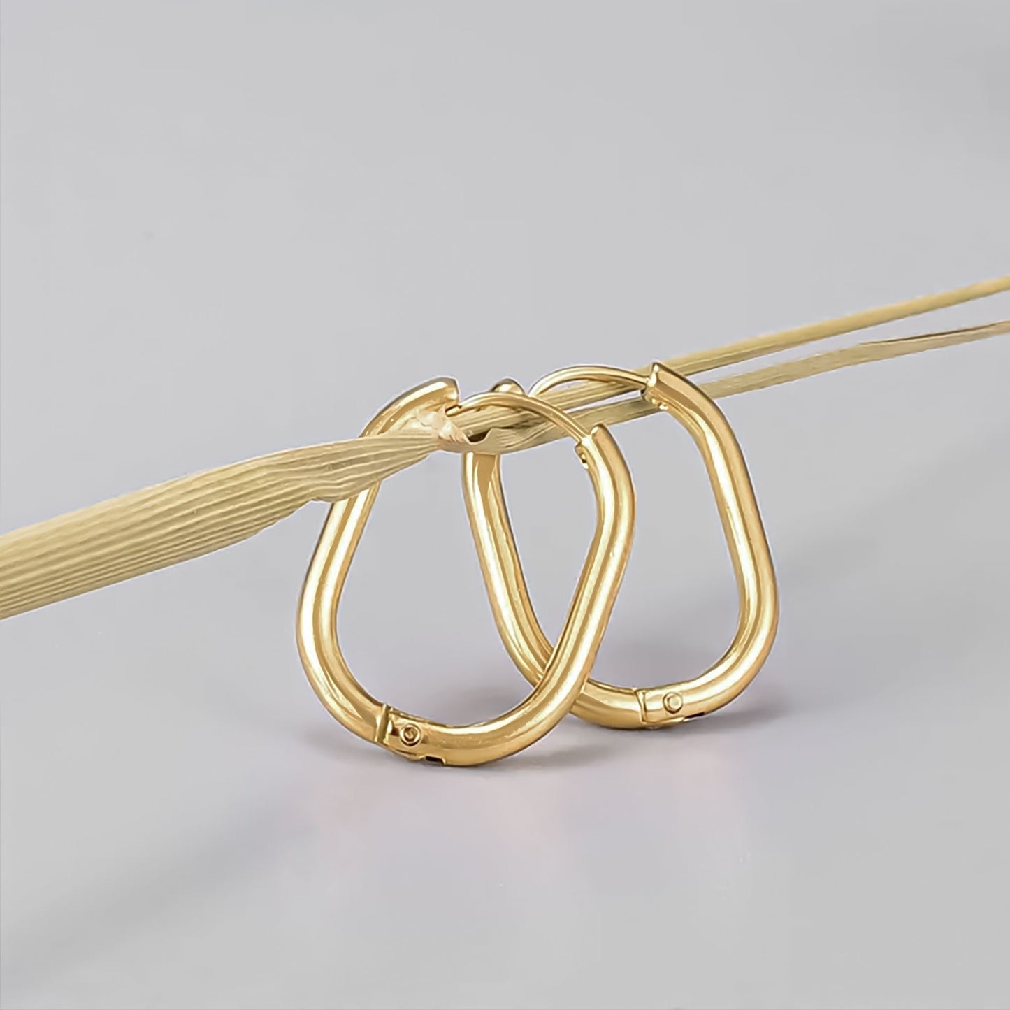 Minimalist 18K Gold Oval Hoop Earrings - Sleek, Lightweight Design for Everyday Elegance